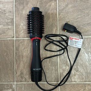 REVLON Instyler w/ brush. Black and red. Works great. Very good condition.